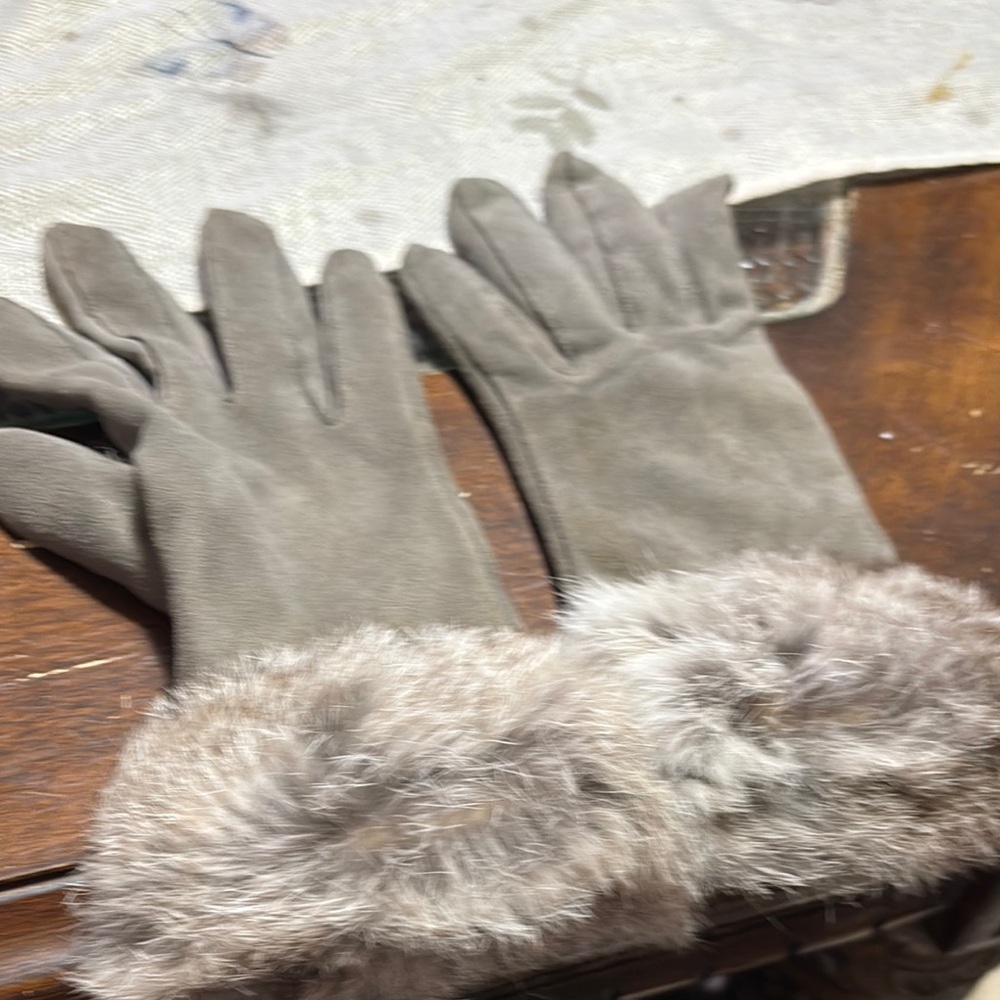 Elegant grey Gloves with Faux Fur Trim